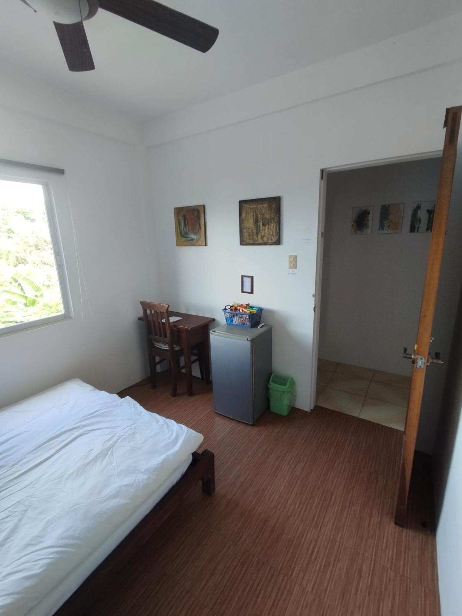 Roger'S Place Guesthouse Guest house Manoc-Manoc