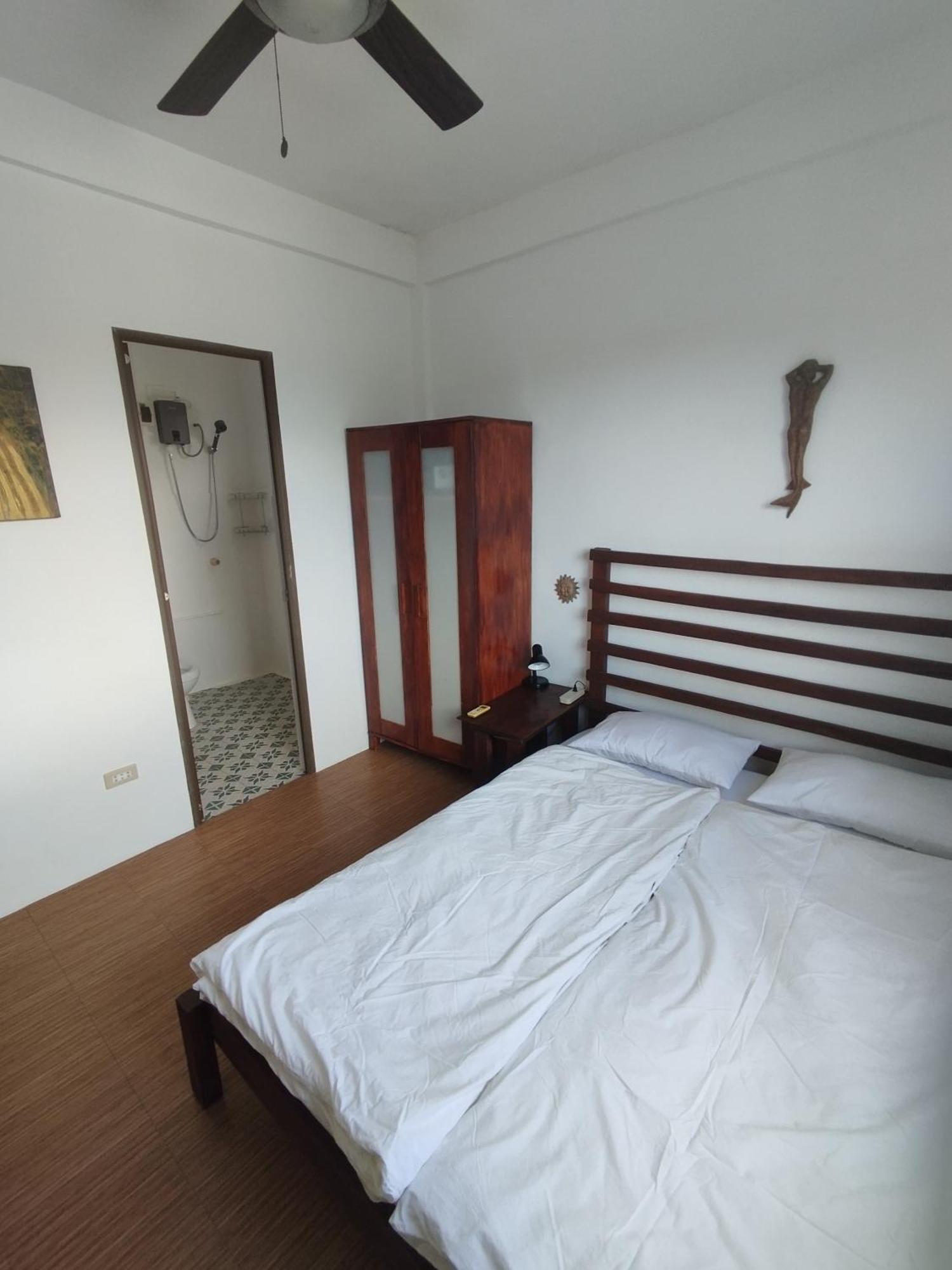 Guest house Roger'S Place Guesthouse Manoc-Manoc